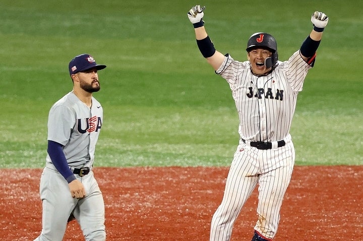 甲斐（右）のサヨナラ打で勝利した稲葉ジャパン。彼らのアメリカからの勝利は小さくない話題を呼んだ。(C)Getty Images