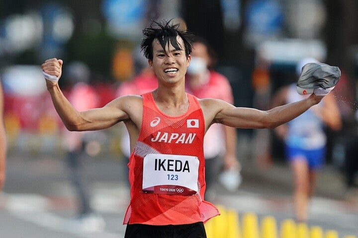 銀メダルを掴み取った池田向希は、笑顔でゴールした。(C)Getty Images