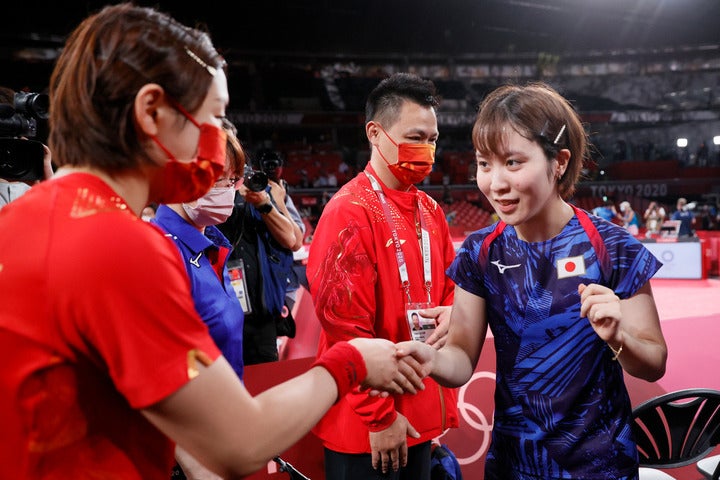 試合後に中国チームと握手を交わすと平野（右）。第３試合は王にストレートでの敗退となった。(C)Getty Images