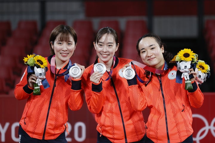 銀メダルを獲得した卓球女子団体。左から平野、石川、伊藤。(C)Getty Images