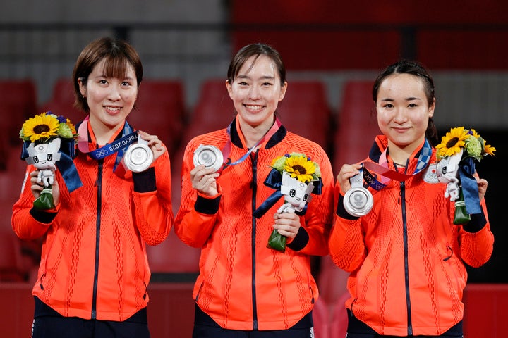 キャプテンの石川（中央）率いる卓球女子団体は決勝で中国に敗れたものの、２大会ぶりの銀メダルを獲得した。(C)Getty Images