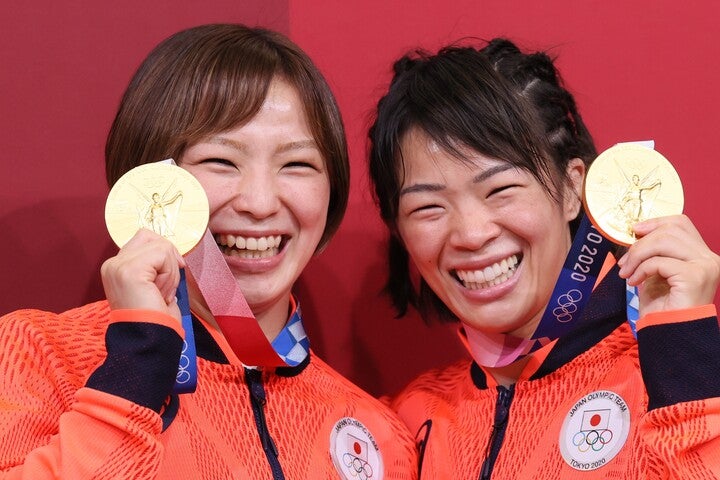 レスリング女子金メダリストの妹・川井友香子(左)と姉・梨紗子（右）。プレッシャーから解放され満面の笑み。代表撮影：雑誌協会