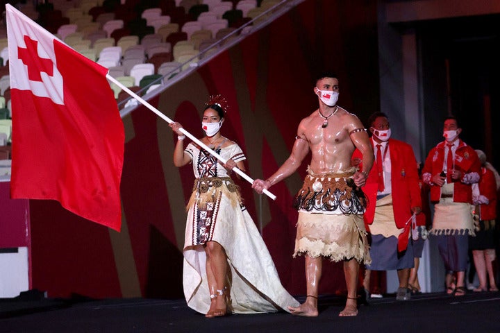 開会式ではトンガの旗手を務めたタウファトファ。上半身裸の衣装姿で話題を集めた。(C)Getty Images