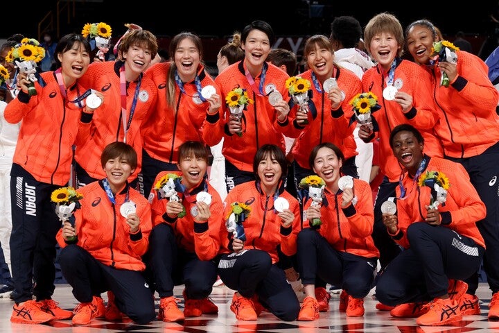 決勝戦で米国に敗れたものの、銀メダルを獲得した日本代表。母国開催で史上初の快挙を達成した。 (C) Getty Images
