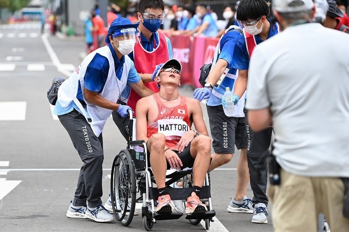 医療スタッフに車椅子で運ばれる服部。(C)JMPA