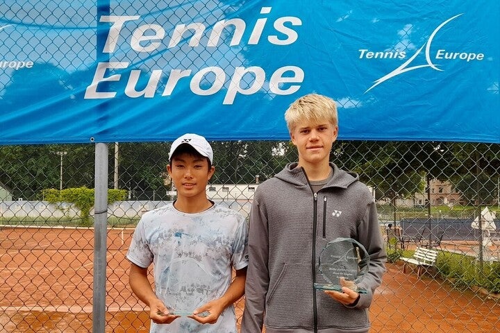 16歳以下のテニスヨーロッパ大会で優勝した本田尚也選手(左)が準優勝の選手と一緒に記念撮影。写真提供：椙田正人