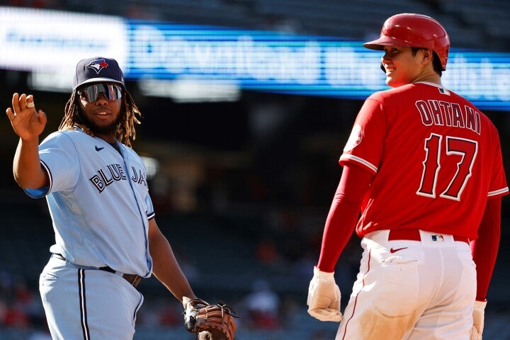 本塁打王のタイトルに加え、MVPも争う大谷（右）とゲレーロJr.だが、本人たちは至って爽やか。一塁ベース上でともに笑顔を見せる場面も。(C)Getty Images