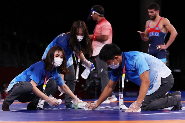 レスリング競技のマットを清掃するボランティアの方々。大会を陰で支えたその存在に海外メディアも注目している。(C)Getty Images