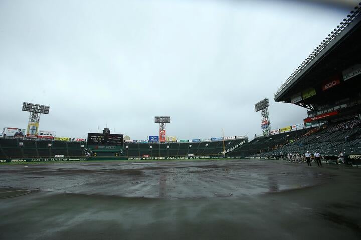 甲子園大会第３日目第１試合は雨天ノーゲーム。過去のノーゲームとなった試合はと言えば……。写真：滝川敏之