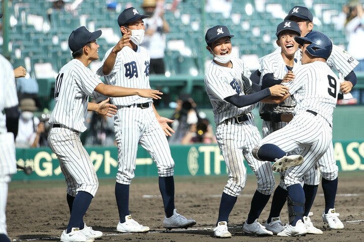 試合は大会屈指の好投手同士の投手戦となったが、最終的には明徳義塾が１番からの理想的な攻撃でサヨナラ勝ちをもぎ取った。写真：滝川敏之