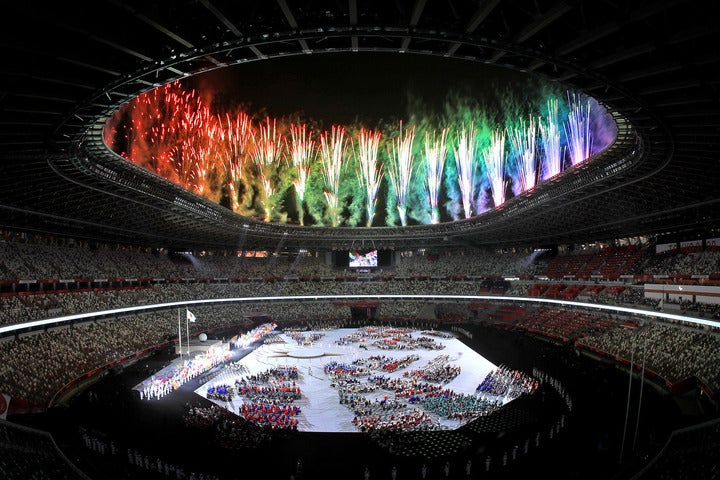 プロジェクションマッピングや色鮮やかな花火を利用した華やかな演出が評判を集めているパラリンピック開会式。(C)Getty Images
