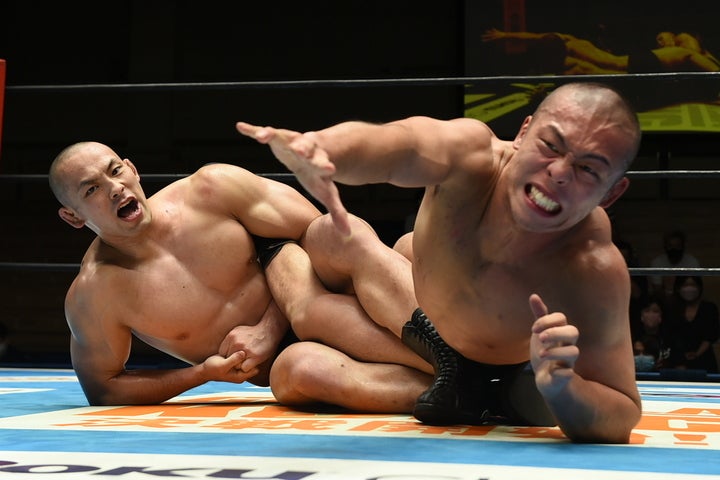 時間切れのドローとなった大岩と藤田。デビュー戦から激しい戦いを繰り広げた。(C)新日本プロレス