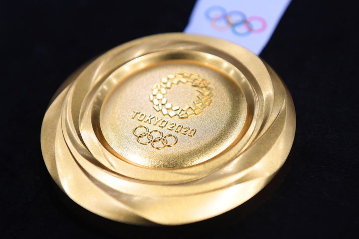 空港で取り間違えたスーツケースから、金メダルが出てきたと一般人が話す。(C)Getty Images