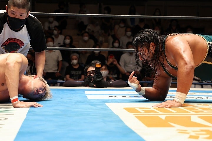 規格外のパワーでオカダ（左）を翻弄したコブ（右）は、試合後も挑発を続けた。(C)新日本プロレス
