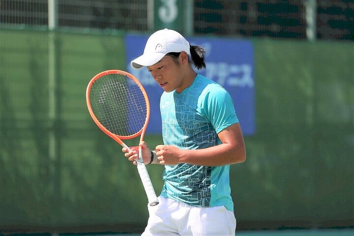 男子シングルス18歳以下で第１シードの原﨑朝陽（写真）は安定した試合運びで準決勝へと駒を進めた。写真提供：齋藤宣孝(関西テニス協会)