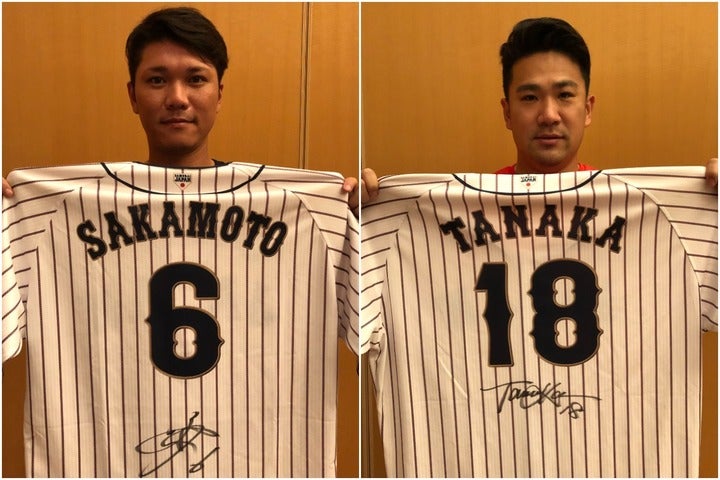 監督・コーチ・選手が着用したユニホーム30着がオークションに出品される。写真は坂本勇人（左）と田中将大（右）。