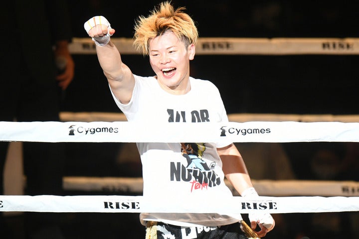 勝利後に拳を突き上げる那須川。“キックボクシング・カウントダウン”は残り２試合となった。写真：徳原隆元