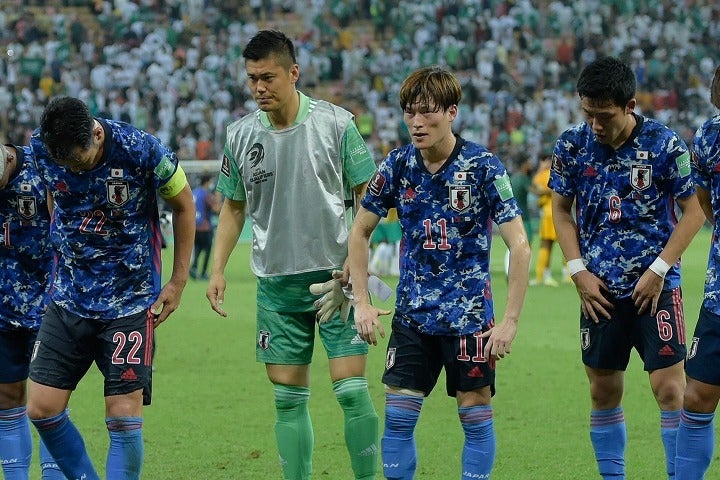 サウジアラビアに敗れて悔し気な表情を浮かべる日本の面々。その試合内容をオーストラリアのメディアはどう見たのか。(C)Getty Images
