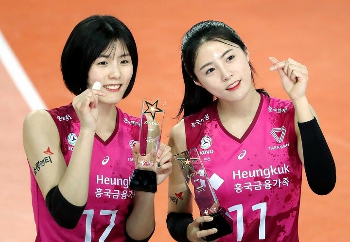 いま韓国でもっとも有名な双子姉妹、イ・ジェヨン（左）とダヨン（右）。海外移籍が成立したため、出国のＸデーが刻一刻と迫る。(C)AFLO
