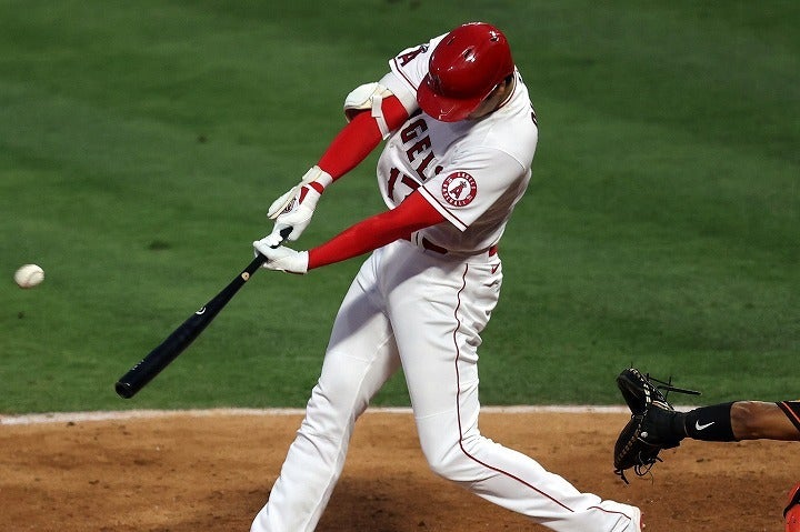 鋭いスイングで圧巻の一発を放った大谷。その出色のパフォーマンスに敵将も脱帽するしかなかった。(C)Getty Images