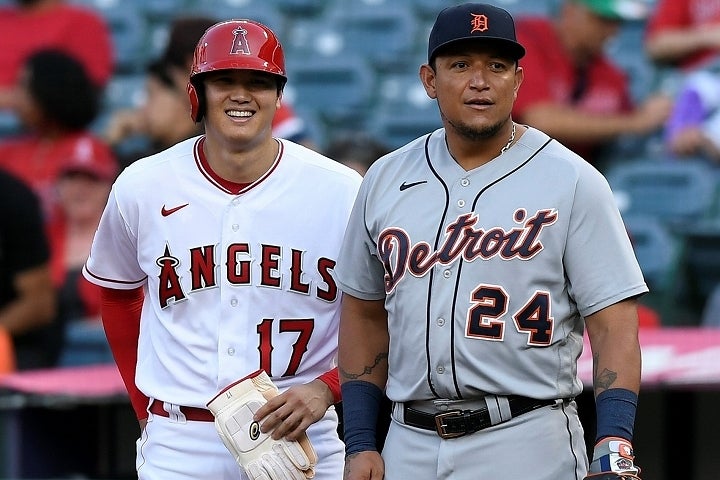 カブレラ（右）と熱戦を演じた大谷（左）。一塁上で“絡む”シーンもあった。(C)Getty Images