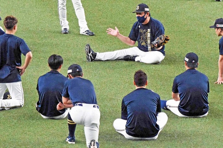 9月24日の練習前、野手に語り掛ける水本勝己ヘッド　写真：北野正樹