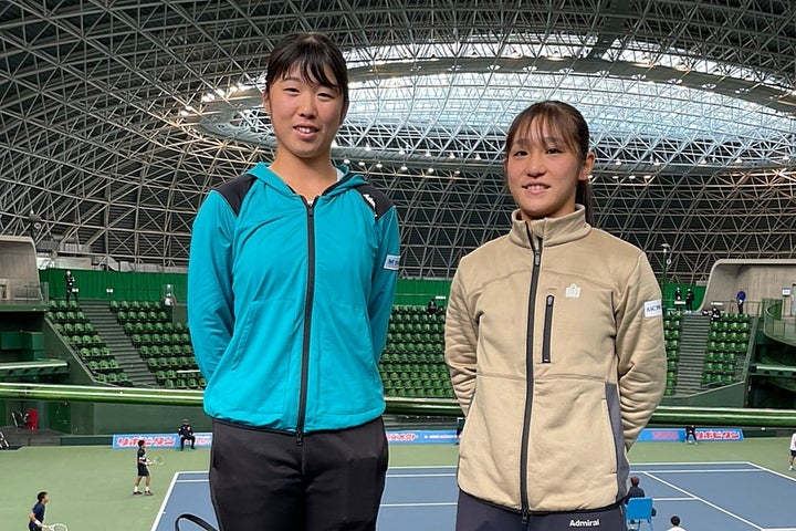 女子シングルス決勝を戦った川村茉那（左）と光崎楓奈（右）。川村が全日本本戦初出場で女王の座に就いた。写真：内田暁