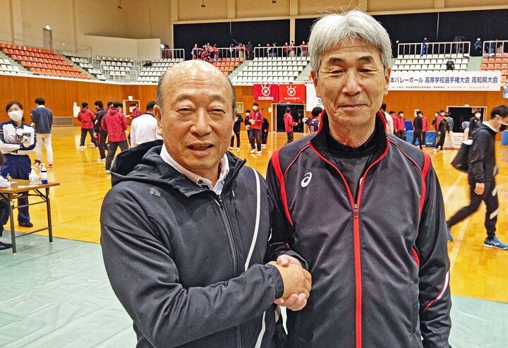 試合後に健闘を讃え合う一柳昇総監督と達川実監督（右） 写真：北野正樹