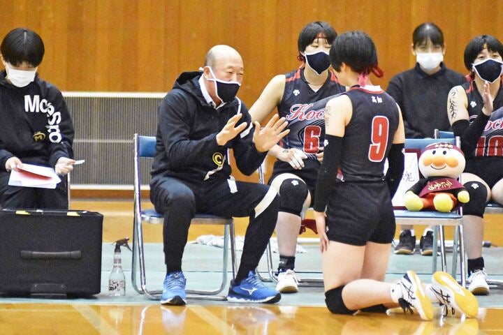 ベンチに戻った選手に助言する一柳昇総監督 写真：北野正樹