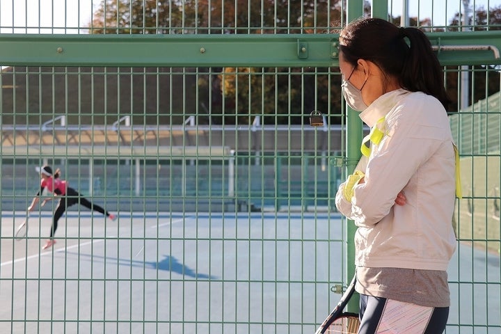 「伊達公子×YONEX PROJECT」キャンプで、ジュニアの試合を真剣に見る伊達公子さん（右）。写真：スマッシュ編集部