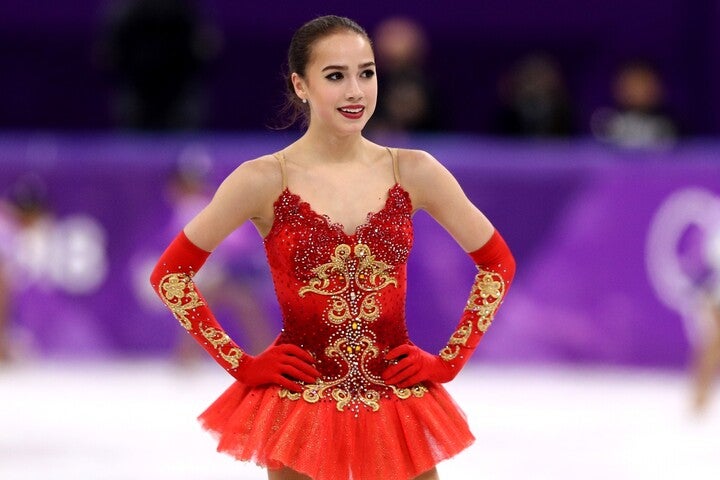 前回五輪で金メダリストのザギトワがSNSで披露したドレス姿に注目が集まっている。(C)Getty Images