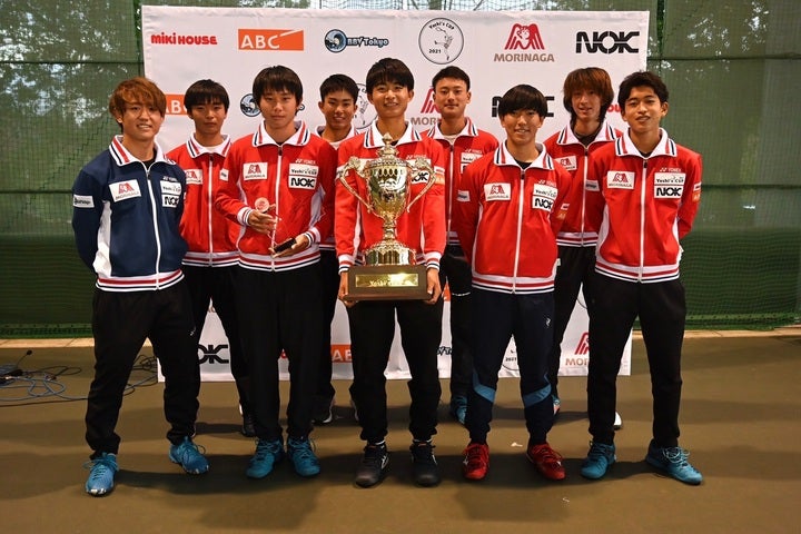「Yoshi's CUP」を主催した西岡良仁（左）と参加選手たち。試合のみならず色々な経験を積めた。写真：長浜功明（Yoshi's CUP）