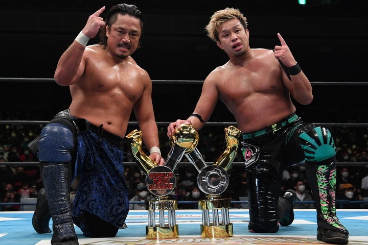 トロフィーとともにポーズを決める後藤（左）＆YOSHI-HASHI（右）。新合体技“奈落”で激勝を飾った。(C)新日本プロレス