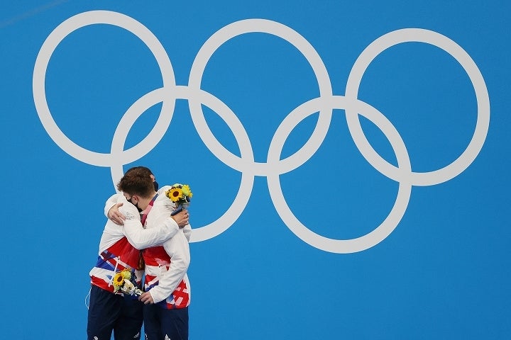 悲願の金メダルを獲得して“相棒”のマット・リーと抱擁するトム・デイリー。(C)Getty Images
