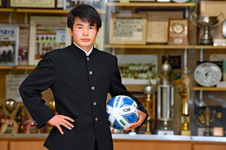 八木下岬主将は、サッカーだけでなく、学校生活においてもお手本となることを目指している。写真：徳原隆元