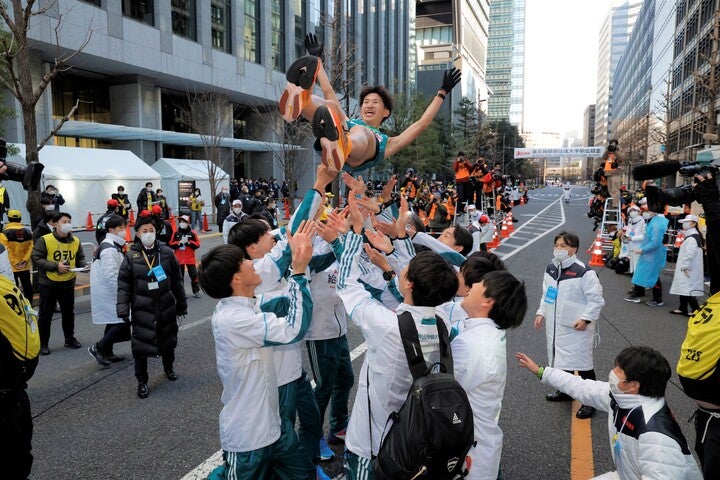大会新記録で圧勝した青山学院大。写真はゴール後の胴上げの様子だ。写真：JMPA
