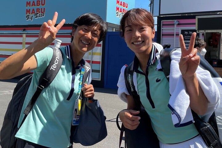 予選２回戦を突破した本玉真唯(右)と神尾米コーチ（左）。写真：内田暁