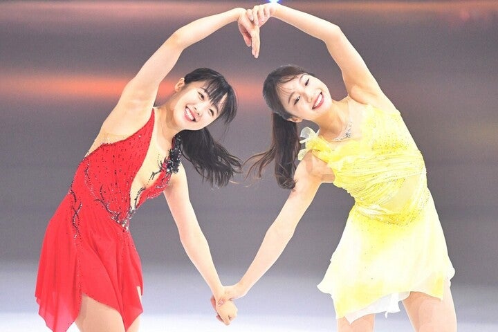 女優にフィギュアスケートと幅広く活躍する望結（左）。姉・真凜（右）との仲良しショットを公開した。写真：松尾／アフロスポーツ