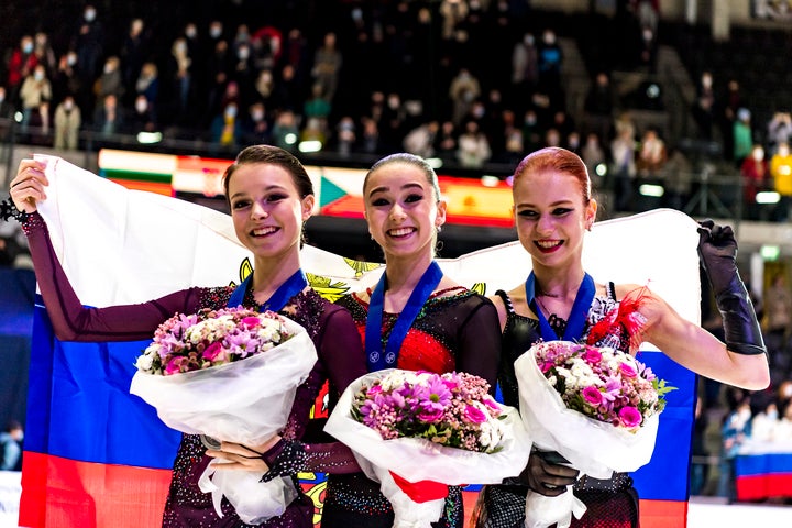左から２位シェルバコワ、１位ワリエワ、３位トゥルソワ。ロシアの選手が欧州の舞台で表彰台を独占。(C)International Skating Union