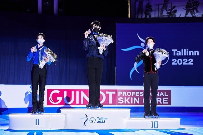 優勝のチャ・ジュンファン（中央）、２位の友野（左）、３位の三浦（右）。(C)International Skating Union