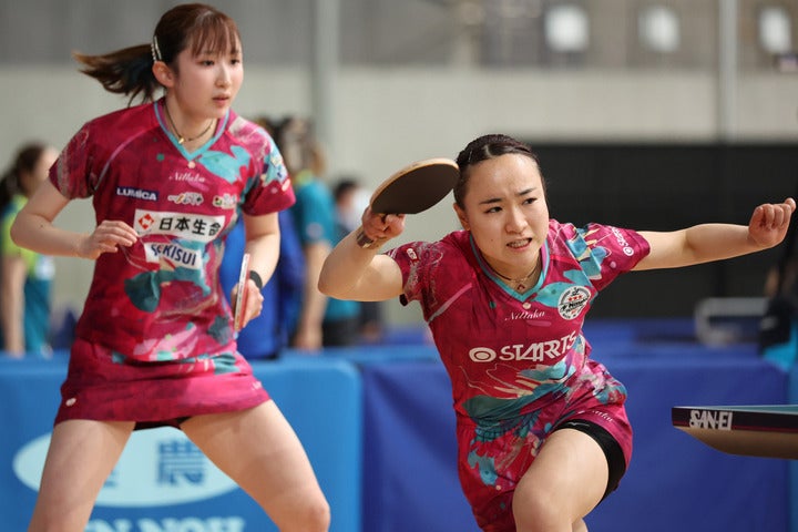 女子ダブルスで圧巻の強さを誇る早田（左）と伊藤（右）。歴代最多タイの４連覇を達成した。(C)Getty Images