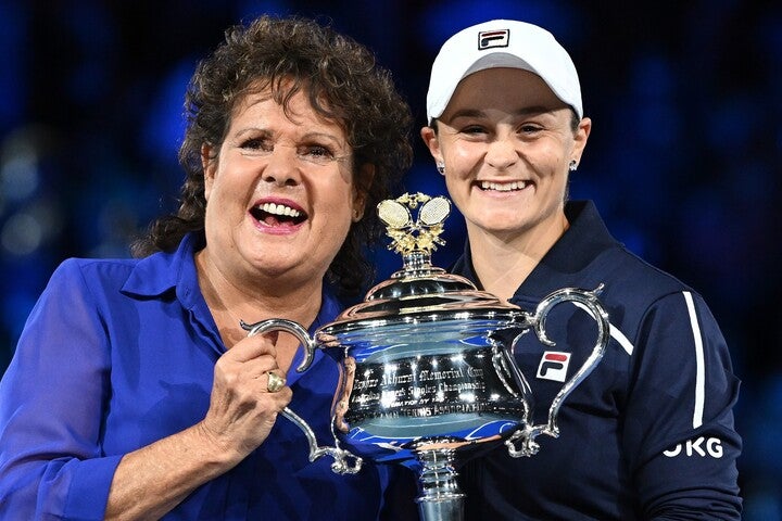 全豪オープンに優勝したバーティー（右）は、プレゼンターでイボンヌ・グーラゴング（左）が登場し満面の笑みを浮かべた。（C）Getty Images