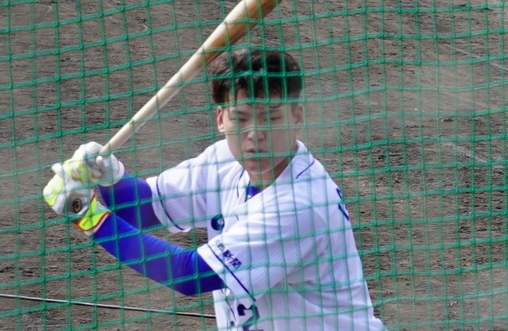 石川昂は中村紀洋新打撃コーチから「手の動きは良くなってきている」と評価された。写真：岩国誠