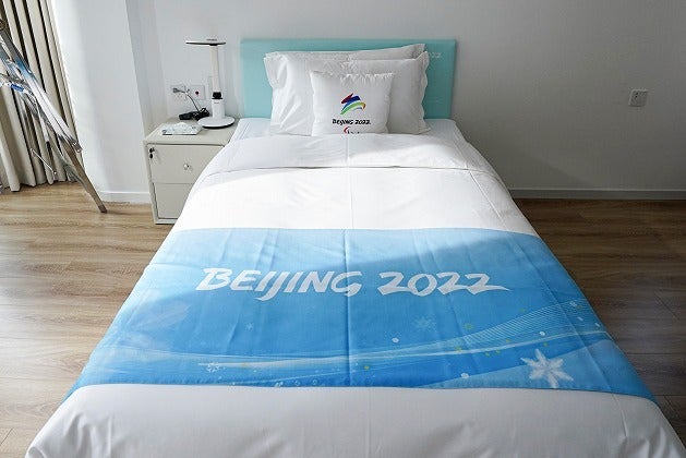 北京五輪の選手村で使用されるベッド。全自動のリクライニングの付いているそれは選手たちにも好評だ。(C)Getty Images