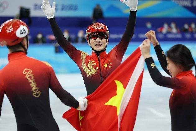 今大会最初の金メダルをお家芸であるスピードスケートで手にした中国。しかし、その戴冠劇が物議を醸している。(C)Getty Images