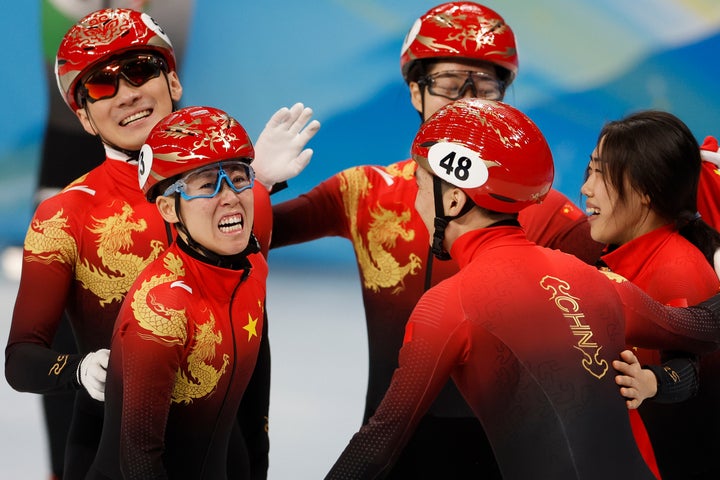 金メダル第１号を喜ぶ中国チーム。冬季競技の“お家芸”としてきたショートトラックで強さを見せたが…。(C)Getty Images