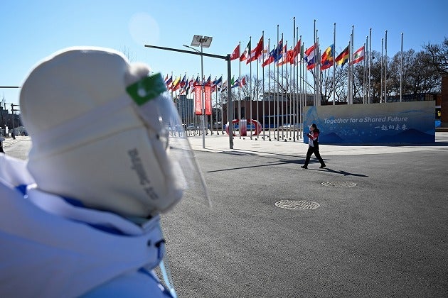 担当スタッフにも防護服の着用を強いている北京五輪。そのなかで陽性反応が出てしまった選手に対する扱いが物議を醸している。(C)Getty Images