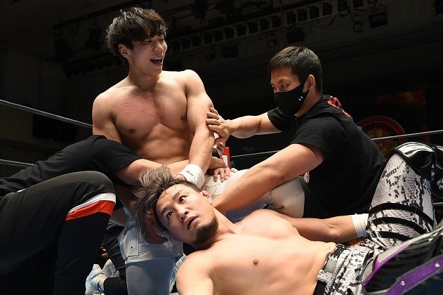 いままでの横暴に対する鬱憤を晴らすかのようにSHOを殴りつけたYOH。その振る舞いはEVILも「狂ったのか」と吠えるほどだった。(C)新日本プロレス