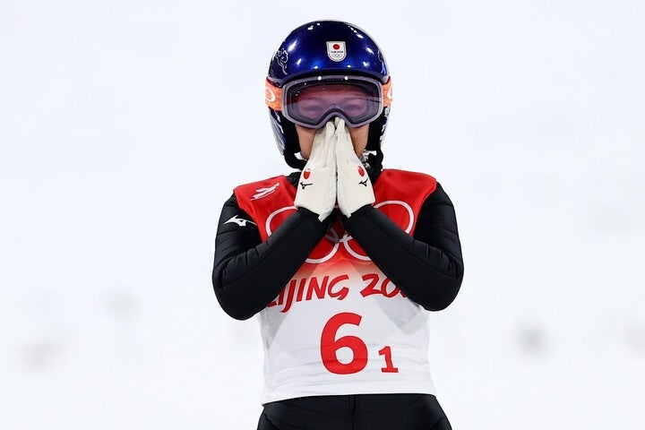 １本目で規定違反を受けた高梨は、２本目のジャンプ後には思わず涙を流した。(C)Getty Images