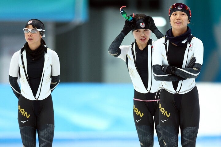 高木美（右）、高木菜（左）、佐藤（中央）の“優勝メンバー”が見事な滑りを披露し、五輪記録を更新する好タイムを叩き出した。(C)Getty Images